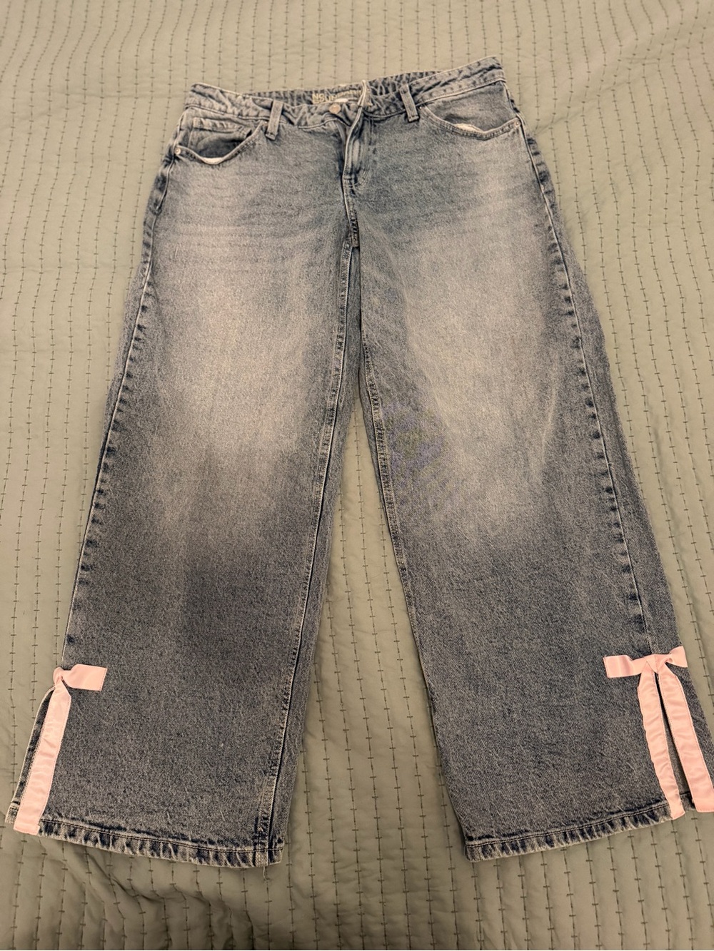 Wide-Leg Denim Jeans with Pink Ribbon Detail - Women